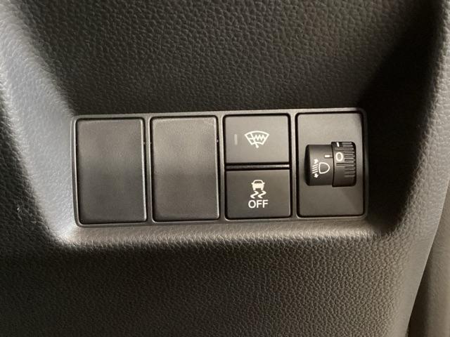 フィット ｅ：ＨＥＶホーム　中古スタッドレスタイヤ、純正メモリーナビ、ドライブレコーダー前後装着＋ＥＴＣ付　当社デモカー　リヤカメラ　ＤＶＤ再生可能　ＶＳＡ　サイドカーテンエアバック　前後ソナー　スマートキ　ＥＣＯＮモード（18枚目）