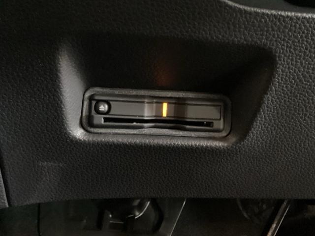 フィット ｅ：ＨＥＶホーム　中古スタッドレスタイヤ、純正メモリーナビ、ドライブレコーダー前後装着＋ＥＴＣ付　当社デモカー　リヤカメラ　ＤＶＤ再生可能　ＶＳＡ　サイドカーテンエアバック　前後ソナー　スマートキ　ＥＣＯＮモード（19枚目）