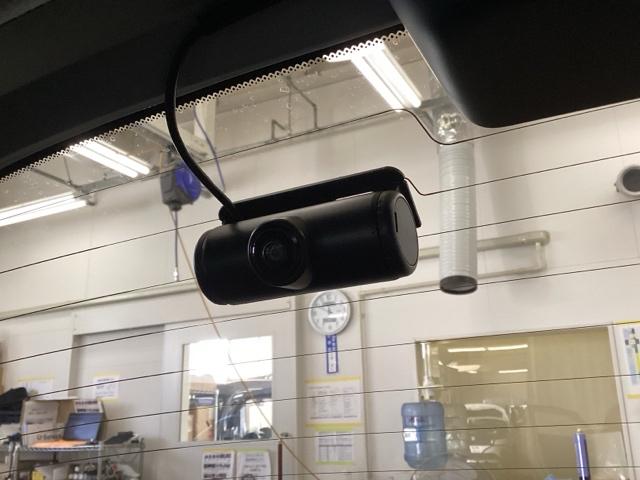 フィット ｅ：ＨＥＶホーム　中古スタッドレスタイヤ、純正メモリーナビ、ドライブレコーダー前後装着＋ＥＴＣ付　当社デモカー　リヤカメラ　ＤＶＤ再生可能　ＶＳＡ　サイドカーテンエアバック　前後ソナー　スマートキ　ＥＣＯＮモード（21枚目）