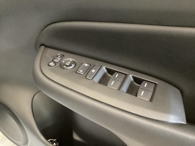 フィット ｅ：ＨＥＶホーム　中古スタッドレスタイヤ、純正メモリーナビ、ドライブレコーダー前後装着＋ＥＴＣ付　当社デモカー　リヤカメラ　ＤＶＤ再生可能　ＶＳＡ　サイドカーテンエアバック　前後ソナー　スマートキ　ＥＣＯＮモード（24枚目）