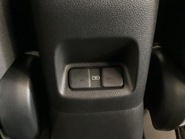 フィット ｅ：ＨＥＶホーム　中古スタッドレスタイヤ、純正メモリーナビ、ドライブレコーダー前後装着＋ＥＴＣ付　当社デモカー　リヤカメラ　ＤＶＤ再生可能　ＶＳＡ　サイドカーテンエアバック　前後ソナー　スマートキ　ＥＣＯＮモード（25枚目）