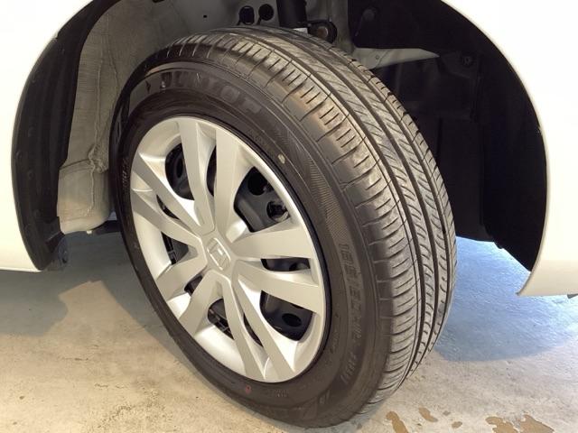 フィット ｅ：ＨＥＶホーム　中古スタッドレスタイヤ、純正メモリーナビ、ドライブレコーダー前後装着＋ＥＴＣ付　当社デモカー　リヤカメラ　ＤＶＤ再生可能　ＶＳＡ　サイドカーテンエアバック　前後ソナー　スマートキ　ＥＣＯＮモード（30枚目）