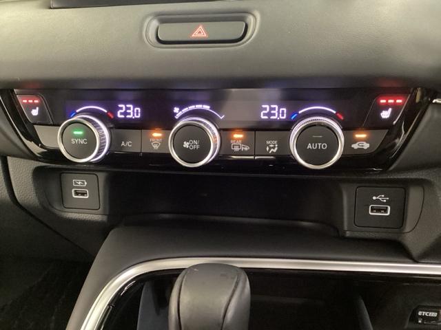 ヴェゼル ｅ：ＨＥＶＺ　ドライブレコーダー前後装備車　光触媒抗菌消臭施工済　ナビ　シートヒーター　ＥＴＣ　衝突回避支援ブレーキ機能　スマキ　Ｐトランク　フルオートエアコン　Ｄレコ　エアバッグ　両席エアバック　Ｒカメ　ソナー（11枚目）