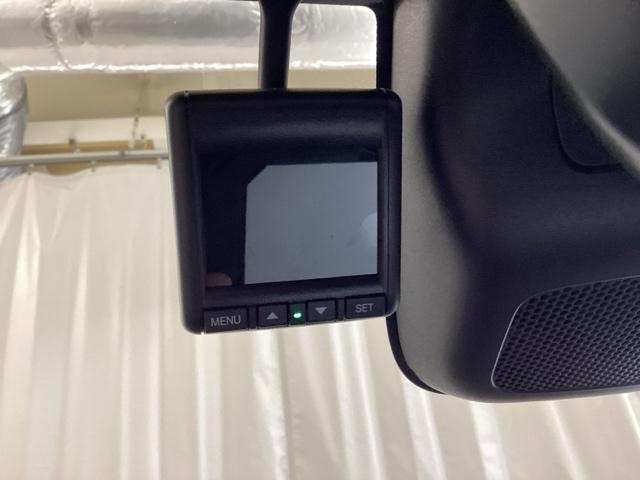 ヴェゼル ｅ：ＨＥＶＺ　ドライブレコーダー前後装備車　光触媒抗菌消臭施工済　ナビ　シートヒーター　ＥＴＣ　衝突回避支援ブレーキ機能　スマキ　Ｐトランク　フルオートエアコン　Ｄレコ　エアバッグ　両席エアバック　Ｒカメ　ソナー（18枚目）