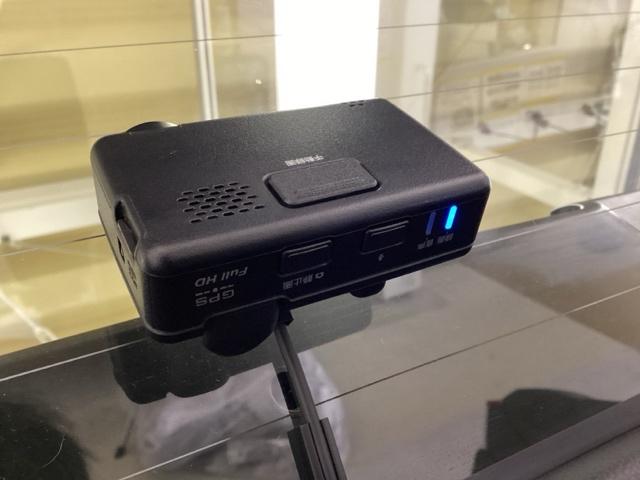 ヴェゼル ｅ：ＨＥＶＺ　ドライブレコーダー前後装備車　光触媒抗菌消臭施工済　ナビ　シートヒーター　ＥＴＣ　衝突回避支援ブレーキ機能　スマキ　Ｐトランク　フルオートエアコン　Ｄレコ　エアバッグ　両席エアバック　Ｒカメ　ソナー（19枚目）