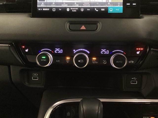 ヴェゼル ｅ：ＨＥＶＺ　光触媒抗菌消臭施工済　ドラレコ前後　障害物センサー　ナビ　シートヒーター　ＥＴＣ　衝突回避支援ブレーキ機能　スマキ　Ｐトランク　フルオートエアコン　Ｄレコ　エアバッグ　両席エアバック　Ｒカメ　ソナー（11枚目）