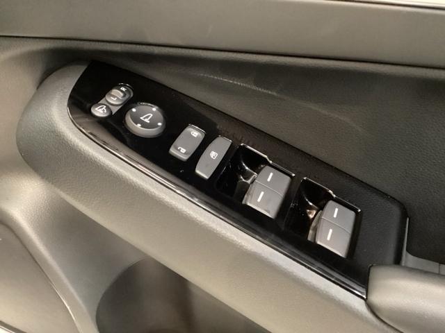 ヴェゼル ｅ：ＨＥＶＺ　光触媒抗菌消臭施工済　ドラレコ前後　障害物センサー　ナビ　シートヒーター　ＥＴＣ　衝突回避支援ブレーキ機能　スマキ　Ｐトランク　フルオートエアコン　Ｄレコ　エアバッグ　両席エアバック　Ｒカメ　ソナー（23枚目）