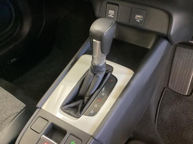 フィット ｅ：ＨＥＶホーム　光触媒抗菌消臭施工済　障害物センサー　ナビ　ＥＴＣ　前後誤発進抑制機能　クリソナ　助手席エアバッグ　運転席エアバッグ　アイドリングストップ　ＬＥＤライト　ＵＳＢ接続　バックカメラ　ＡＢＳ　フルセグＴＶ（9枚目）