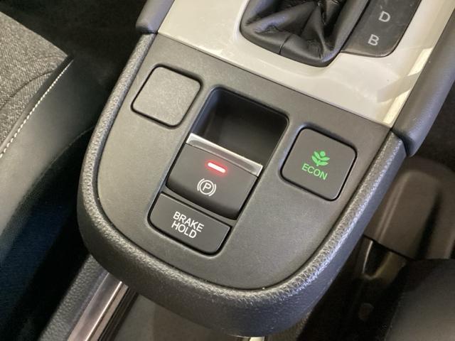 フィット ｅ：ＨＥＶホーム　光触媒抗菌消臭施工済　障害物センサー　ナビ　ＥＴＣ　前後誤発進抑制機能　クリソナ　助手席エアバッグ　運転席エアバッグ　アイドリングストップ　ＬＥＤライト　ＵＳＢ接続　バックカメラ　ＡＢＳ　フルセグＴＶ（10枚目）