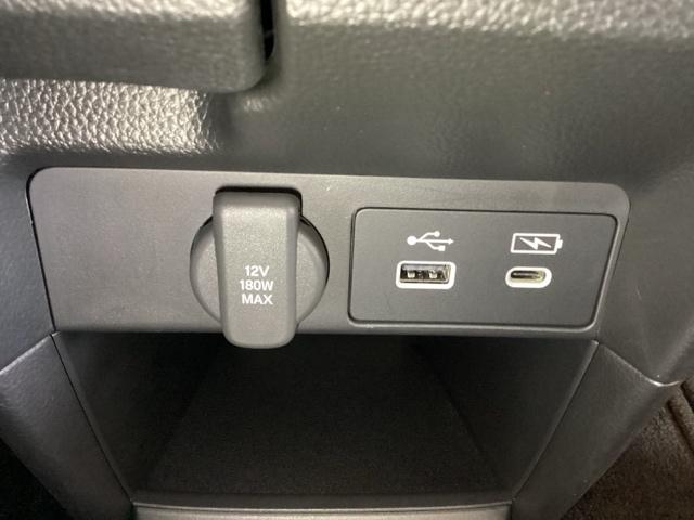 �A�N�Z�T���[�\�P�b�g�͂t�r�a�̃A�_�v�^�[�Ȃǂ�����΁A�X�}�z�̏[�d�ɂ��g���܂��B���ɂ̓i�r�Q�[�V�����p�̊O�����͂�X�}�[�g�t�H���Ȃǂ̏[�d�\�Ȃt�r�a�[�q���P�����Ă��܂��B