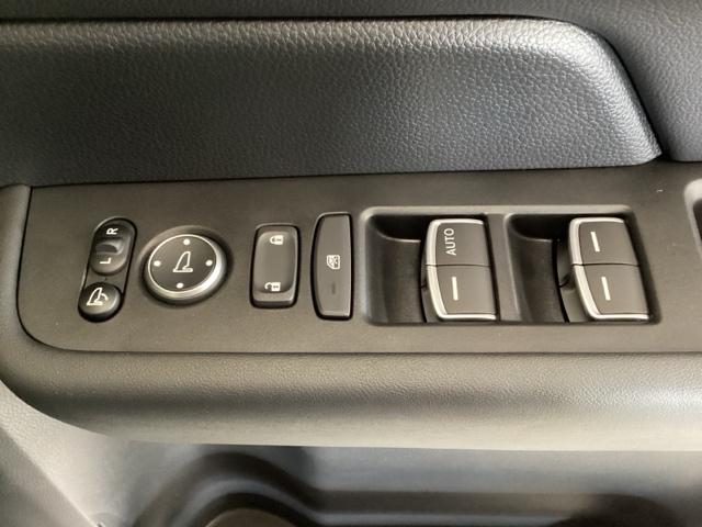 �p���[�E�C���h�E�͉^�]�ȂŃh�A�S���Ƃ��㉺�̑��삪�ł���悤�ɂȂ��Ă��܂��B�q�����񂪏���ɑ���ł��Ȃ��悤�Ƀ��b�N���邱�Ƃ��\�ł��B