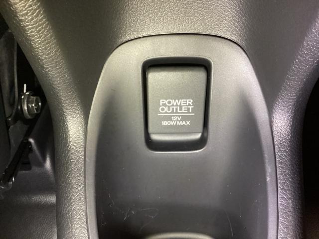 �A�[�����X�g�̌�둤�ɂ̓J�b�v�z���_�[�ƁA���̒��ɂ���A�N�Z�T���[�\�P�b�g�͂t�r�a�̃A�_�v�^�[������Έړ����ɏ[�d���ł���̂ŕ֗��ł��B