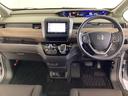 車内は光触媒抗菌消臭施工済です。インパネ周りはスタイリッシュなデザインで機能や装備も充実しています。グローブボックスやカップホルダーのほかにトレーなどたくさんの収納スペースが付いています。