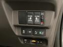 両側電動スライドドアは運転席から操作ができるよう、操作スイッチが付いています。Hondaセンシング用のVSA解除とレーンキープアシストシステムなどのメインスイッチも装備しています。