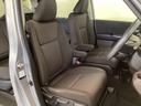 女性でも運転がしやすいように、シートの高さ調整機能(シートリフター)がついています。運転席と助手席の間が空いている為、助手席側への移動がスムーズです。交通量の多い道でも助手席側から乗り降りができます。