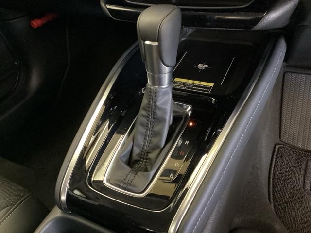 ヴェゼル ｅ：ＨＥＶＺ　中古スタッドレスタイヤ、純正メモリーナビ、ドライブレコーダー前後装着＋ＥＴＣ付　当社デモカー　盗難防止装置　１オーナー　ドラレコ付き　Ｒカメラ　フルセグテレビ　スマ－トキ－　ＥＴＣ車載器　Ｐセンサー（9枚目）