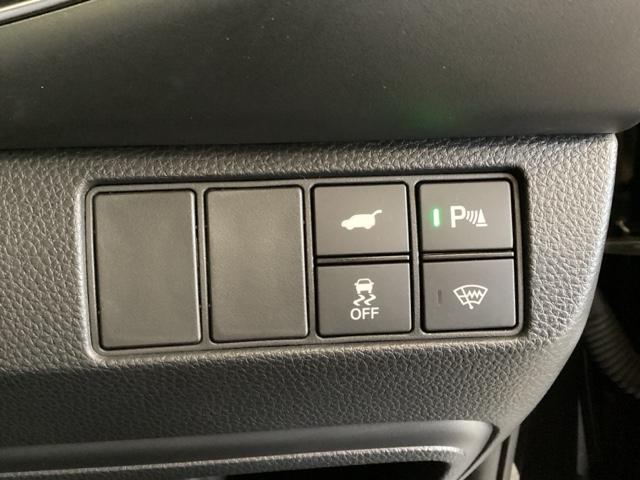 ヴェゼル ｅ：ＨＥＶＺ　中古スタッドレスタイヤ、純正メモリーナビ、ドライブレコーダー前後装着＋ＥＴＣ付　当社デモカー　盗難防止装置　１オーナー　ドラレコ付き　Ｒカメラ　フルセグテレビ　スマ－トキ－　ＥＴＣ車載器　Ｐセンサー（16枚目）