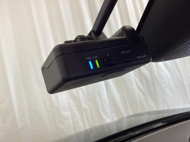 ヴェゼル ｅ：ＨＥＶＺ　中古スタッドレスタイヤ、純正メモリーナビ、ドライブレコーダー前後装着＋ＥＴＣ付　当社デモカー　盗難防止装置　１オーナー　ドラレコ付き　Ｒカメラ　フルセグテレビ　スマ－トキ－　ＥＴＣ車載器　Ｐセンサー（18枚目）