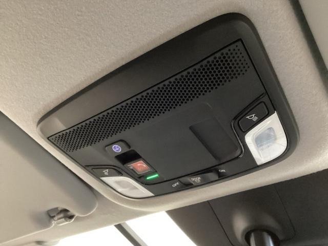 フィット ｅ：ＨＥＶホーム　中古スタッドレスタイヤ、純正メモリーナビ、ドライブレコーダー前後装着＋ＥＴＣ２．０付　当社デモカー　前後誤発進抑制機能　クリソナ　助手席エアバッグ　運転席エアバッグ　１オナ　アイドリングストップ（8枚目）