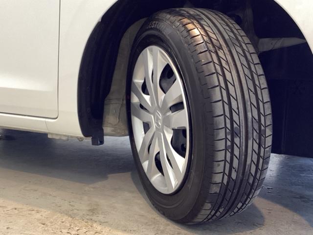 フィット ｅ：ＨＥＶホーム　中古スタッドレスタイヤ、純正メモリーナビ、ドライブレコーダー前後装着＋ＥＴＣ２．０付　当社デモカー　前後誤発進抑制機能　クリソナ　助手席エアバッグ　運転席エアバッグ　１オナ　アイドリングストップ（26枚目）