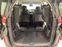 ３列目シートを跳ね上げて、２列目シートを最前までスライドさせれば広い荷物スペースが出現します。床面は段差も少なく荷物の出し入れもしやすくなっています。