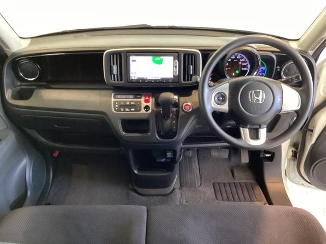 車内は光触媒抗菌消臭施工済です。インパネ周りはスタイリッシュなデザインです。グローブボックスやカップホルダーのほかにトレーなどたくさんの収納スペースが付いています。