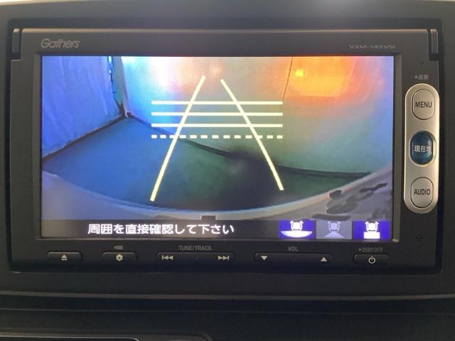 バックでの車庫入れも安心です！　リアカメラが付いているバックモニター付のナビを装備しております。操作線もついており距離感も画面から確認できます。