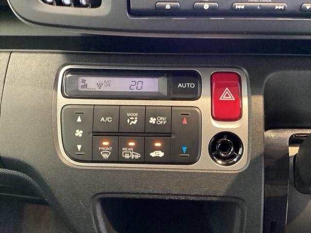 セレクトレバーの左上にプラズマクラスター付き・オートエアコンがついてますので、簡単操作で快適に過ごせます。リア熱線のスイッチの中に、雪道に対応したサイドミラーヒーターも入っています。