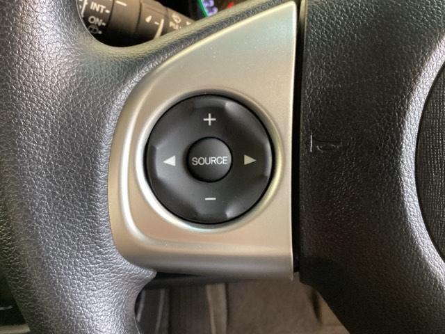 ステアリングスイッチがついていますので、オーディオのチャンネル変更、ボリューム、ジャンル変更が操作可能です。ハンドルから手を離さず安全に操作できます。