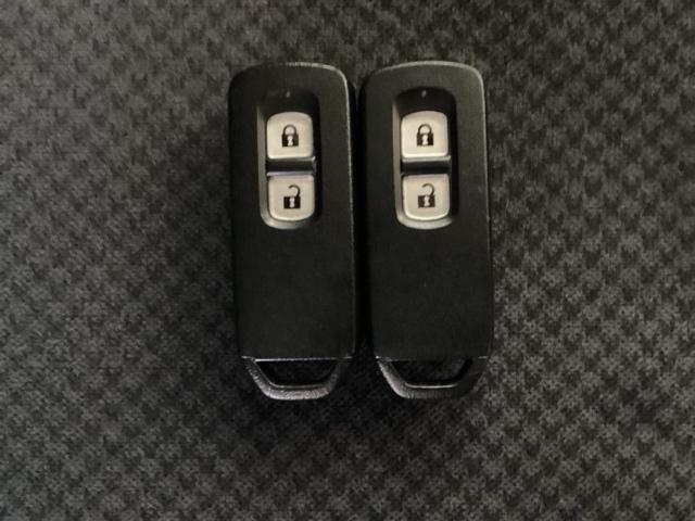 スマートキーを装備しています。鍵を差し込むことなくドアロックの開け閉めと、スタートボタン操作でのエンジンスタートができます。スペアキーも同じものを用意しております。