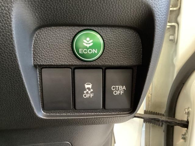 ハンドルの右側には安全装備の、ＣＴＢＡ（シティブレーキアシストシステム）とＶＳＡ（ＡＢＳ＋ＴＣＳ＋横滑り抑制）の解除スイッチがついています。燃費に役立つＥＣＯＮボタンもここです。