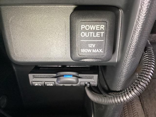 ハンドルの左下にアクセサリーソケットとＥＴＣがついています。高速道路の料金所の通過も楽々です。　カードの取り出しもしやすい場所についています。