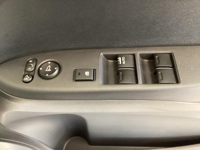 ハンドルの右側に電動格納付きパワーミラーの操作スイッチがついています。左右のサイドミラーの角度調節も微調整ができて便利です。パワーウインドウは運転席でドア４枚とも上下の操作ができるようになっています。