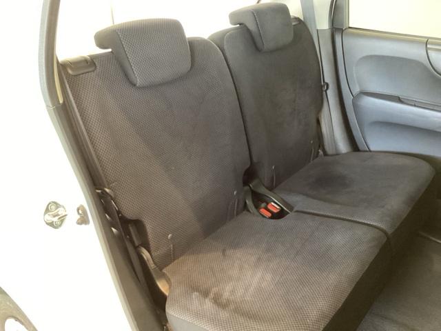 リアシートの背もたれは２段階の角度調節がついています。お好みの位置でゆったりお乗りいただけます。座面を跳ね上げて収納スペースを広くすることも可能です。