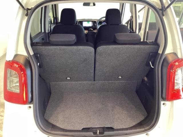 開口部も広く荷物の積み下ろしもしやすいお車となっております。シートの背もたれは５：５の割合で分割して可倒できるので、長いお荷物などを載せることもできます。