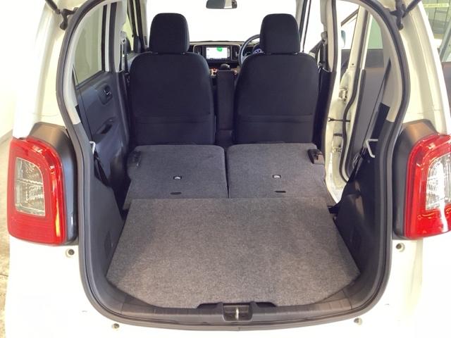 リアシートの背もたれを倒してさらに広々としたトランクスペースになります。段差も少なく荷物の出し入れもしやすくなっています。