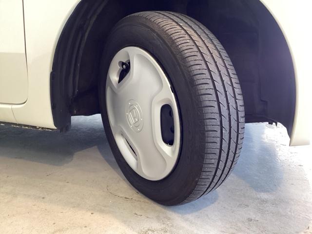 純正スチールホイールには専用ホイールトリム（カバー）を装着しております。足元を引き立てます。