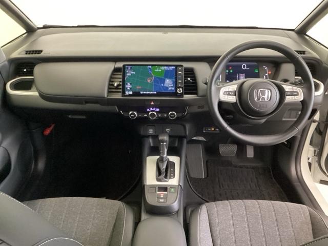 フィット e:HEVホーム 光触媒抗菌消臭施工済 ドラレコ前後 ナビ 障害物センサー ETC 前後誤発進抑制機能 クリソナ 助手席エアバッグ 運転席エアバッグ アイドリングストップ LEDライト USB接続 バックカメラ ABS(5枚目)