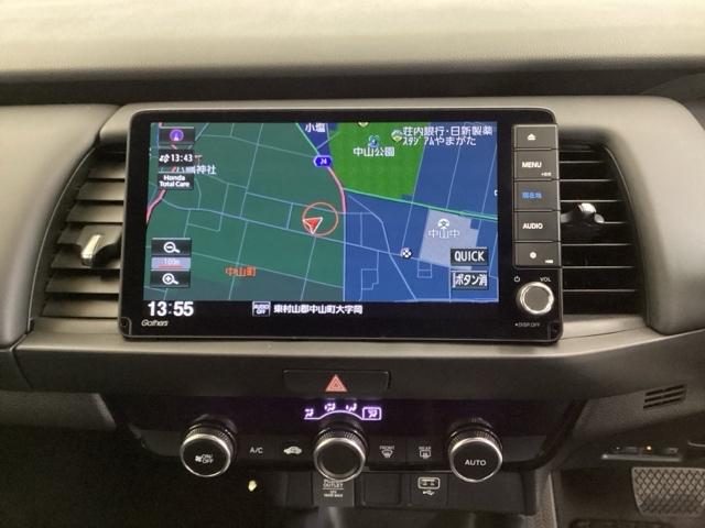 フィット e:HEVホーム 光触媒抗菌消臭施工済 ドラレコ前後 ナビ 障害物センサー ETC 前後誤発進抑制機能 クリソナ 助手席エアバッグ 運転席エアバッグ アイドリングストップ LEDライト USB接続 バックカメラ ABS(7枚目)