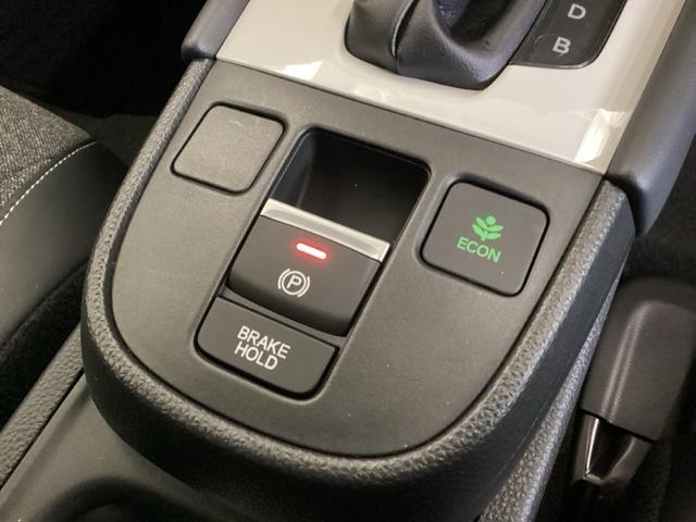 フィット e:HEVホーム 光触媒抗菌消臭施工済 ドラレコ前後 ナビ 障害物センサー ETC 前後誤発進抑制機能 クリソナ 助手席エアバッグ 運転席エアバッグ アイドリングストップ LEDライト USB接続 バックカメラ ABS(10枚目)