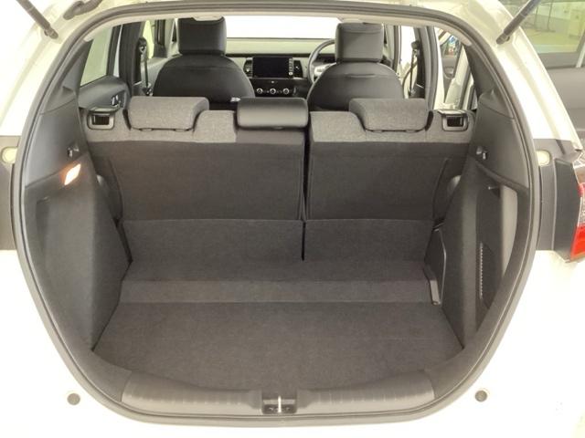 フィット e:HEVホーム 光触媒抗菌消臭施工済 ドラレコ前後 ナビ 障害物センサー ETC 前後誤発進抑制機能 クリソナ 助手席エアバッグ 運転席エアバッグ アイドリングストップ LEDライト USB接続 バックカメラ ABS(24枚目)