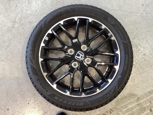 Ｎ－ＢＯＸカスタム ターボコーディネートスタイル　中古スタッドレスタイヤ、純正メモリーナビ、ドライブレコーダー前後装着＋ＥＴＣ付　当社デモカー　サイドエアバッグ　ＬＥＤライト　前席シートヒーター　フルセグＴＶ　スマキー　ＤＶＤ　ＶＳＡ　ベンチシート（3枚目）