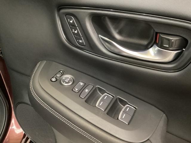 ＺＲ－Ｖ ｅ：ＨＥＶＺ特別仕様車ブラックスタイル　中古スタッドレスタイヤ、純正メモリーナビ、ドライブレコーダー前後装着＋ＥＴＣ２．０付　当社デモカー　全周囲カメラ　電動リアゲート　オートクルーズコントロール　コーナーセンサー　バックカメラ　４ＷＤ（24枚目）