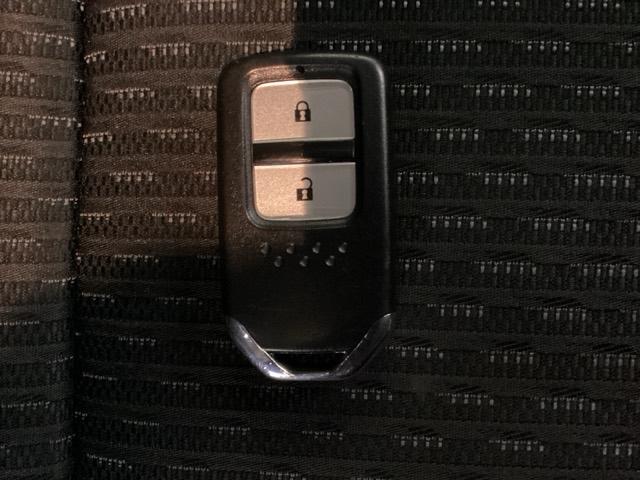 フィットハイブリッド Lパッケージ 光触媒抗菌消臭施工済 ナビ ETC 地デジフルセグTV サイドエアバック DVD再生 LED ECON バックカメラ オートクルーズコントロール イモビライザー ESC AUTOエアコン ABS(13枚目)