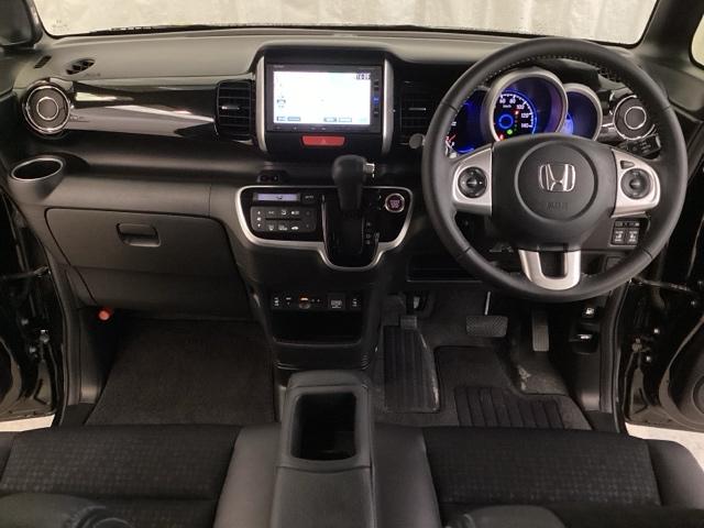 Ｎ－ＢＯＸカスタム ＧターボＳＳパッケージ　光触媒抗菌消臭施工済　ナビ　シートヒーター　ＭＴモード　ＥＴＣ　ＥＣＯＮ　Ｂモニター　スマートエントリー　ＶＳＡ　盗難防止システム　ＡＡＣ　オートクルーズコントロール　サイドカーテンエアバック　ＤＶＤ（5枚目）