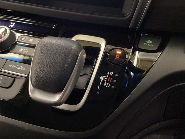 フリードハイブリッド ハイブリッド・Gホンダセンシング 光触媒抗菌消臭施工済 エンジンスターター ナビ シートヒーター ETC 軽減ブレーキ キーフリーシステム DVD再生可能 ECON 後カメラ Aクルーズ 地デジフルセグTV LEDヘッドランプ USB(8枚目)