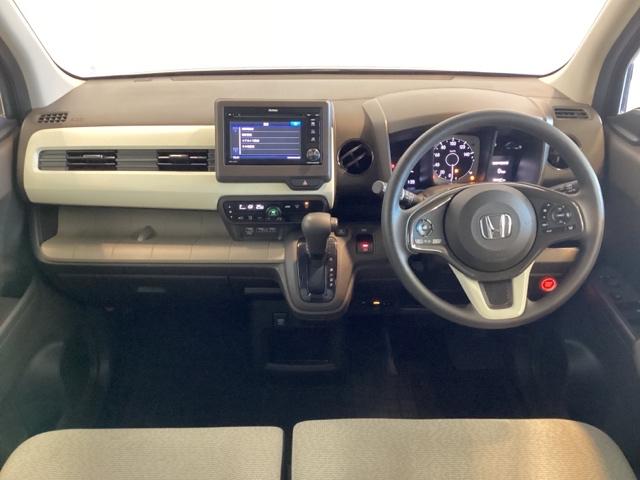 車内は光触媒抗菌消臭施工済です。インパネ周りはスタイリッシュなデザインで機能や装備も充実しています。グローブボックスやカップホルダーのほかにトレーなどたくさんの収納スペースが付いています。