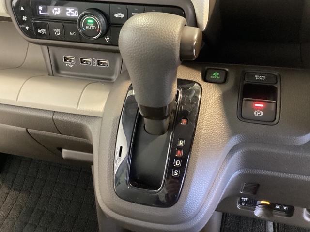 ＣＶＴ車のセレクトレバーです。低速から高速まで、変速ショックのないスムーズな走りと、エンジン効率のよい領域を維持して燃費にも貢献します。サイドブレーキはスイッチ操作の電子制御パーキングブレーキです。