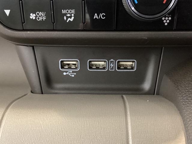 エアコン操作パネルの下に、スマートフォンなどの充電可能なＵＳＢ端子が２個、音源などの外部入力の可能なＵＳＢ端子が１個ついています。移動中に充電もできるので便利です。