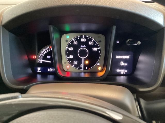 スピードメーターとタコメーターを大きく配した見やすいメーター部になっています。右側のインフォメーション画面でオドメーターや燃費などの情報を確認できます。